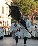 after the Cross, running last 100 meters with cross in a hands